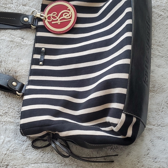 Kate Spade Black and Cream Horizontal Multi Pocketed Tote Purse Bag w Charm - Picture 4 of 9